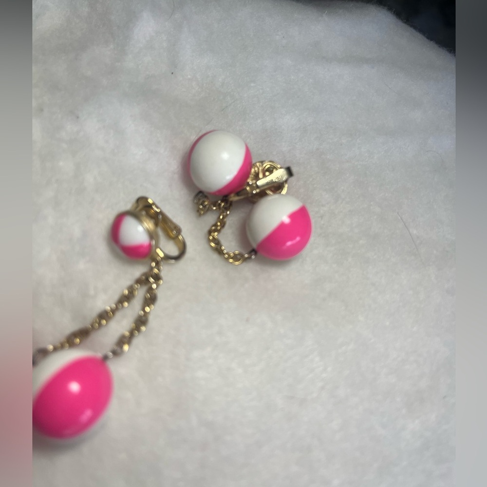 🤩 Host Pick! 1955 Pink White Crown Trifari Beach Ball Dangle Earrings 🤩 - Picture 5 of 5